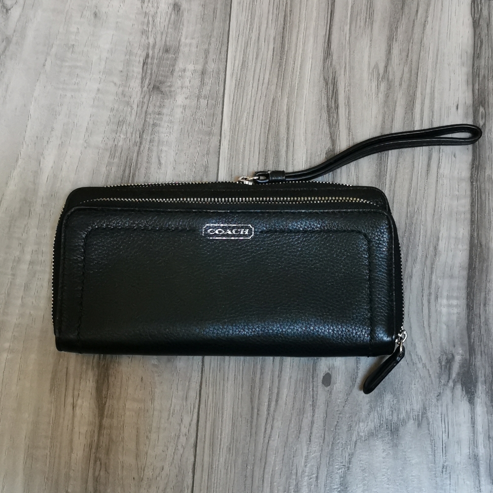 Coach wallet / clutch with broken zipper
